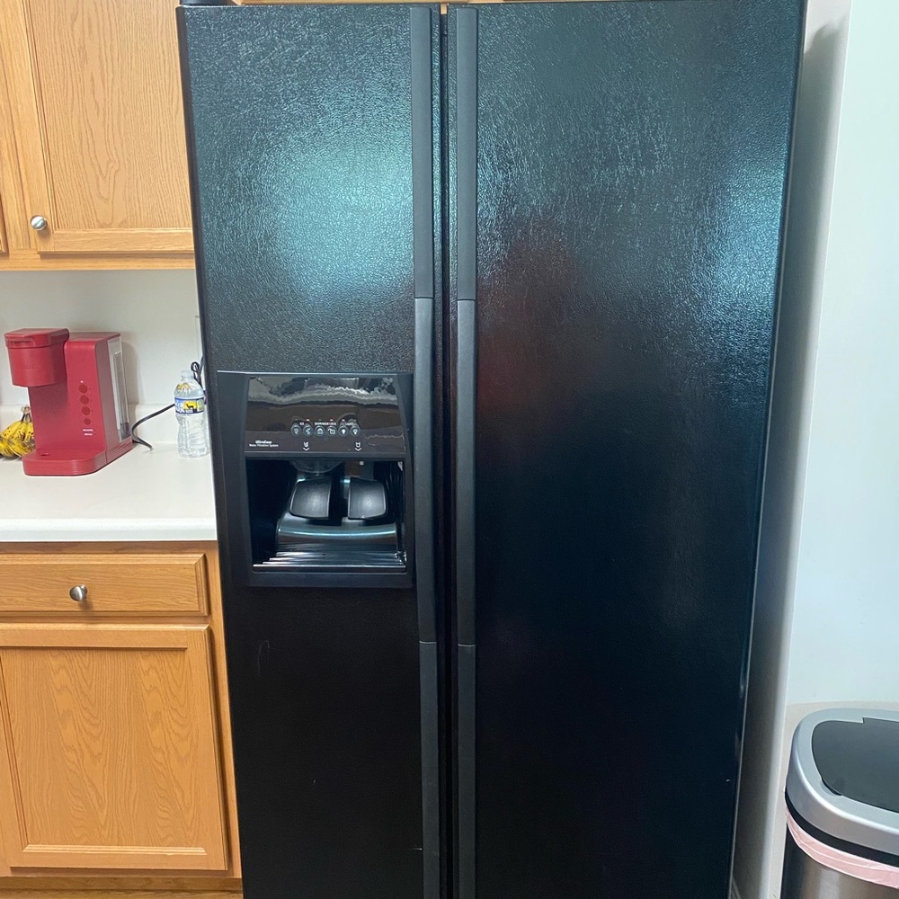 Black Whirlpool fridge No scratches No Dents